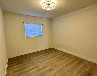 2121 Oceanus Lane - Photo Thumbnail 6