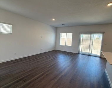 924 Alethea River Avenue - Photo Thumbnail 6
