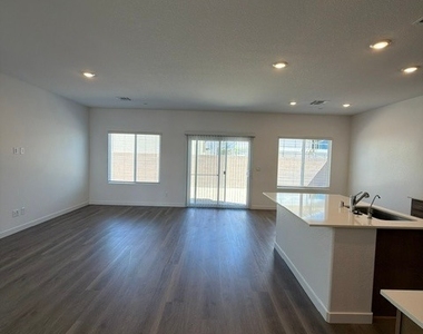 924 Alethea River Avenue - Photo Thumbnail 4