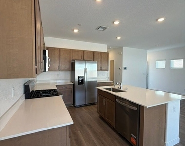 924 Alethea River Avenue - Photo Thumbnail 2