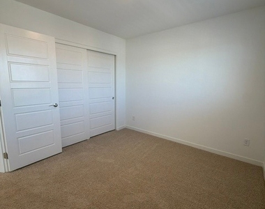 924 Alethea River Avenue - Photo Thumbnail 13
