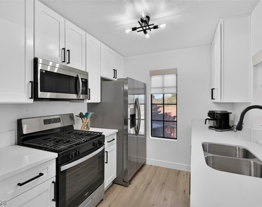 4724 Nara Vista Way - Photo Thumbnail 13