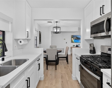 4724 Nara Vista Way - Photo Thumbnail 15