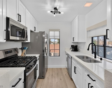 4724 Nara Vista Way - Photo Thumbnail 12