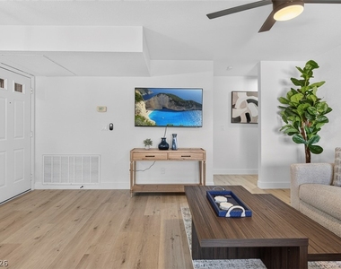 4724 Nara Vista Way - Photo Thumbnail 8