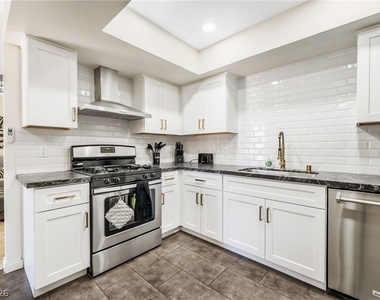 5576 W Rochelle Avenue - Photo Thumbnail 11
