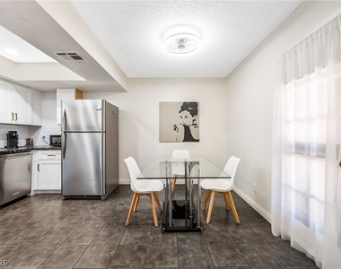5576 W Rochelle Avenue - Photo Thumbnail 1