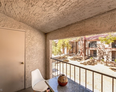 5576 W Rochelle Avenue - Photo Thumbnail 24
