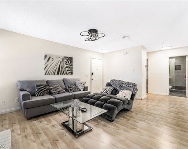5576 W Rochelle Avenue - Photo Thumbnail 4
