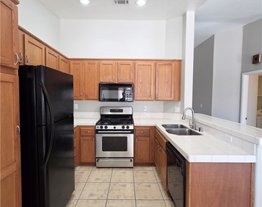 2115 Falcon Crest Avenue - Photo Thumbnail 6