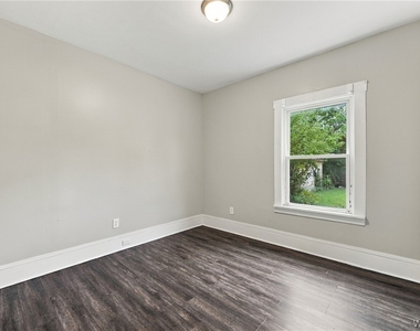 82 Dakota Street - Photo Thumbnail 7