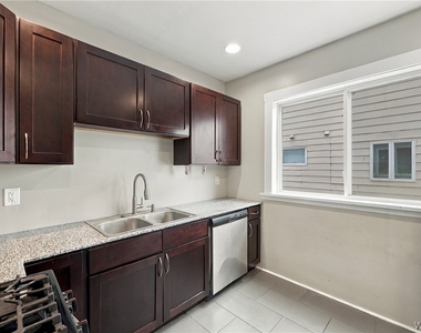 82 Dakota Street - Photo Thumbnail 3