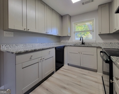 426 Northcrest Drive - Photo Thumbnail 4