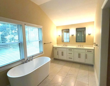 3138 Wiltshire Drive - Photo Thumbnail 14