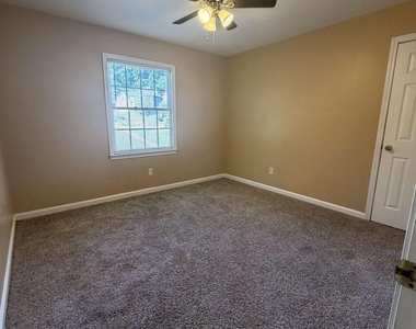 814 Michael Lee Way - Photo Thumbnail 14
