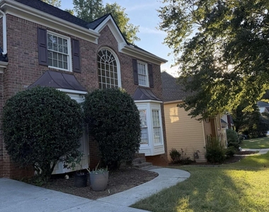 814 Michael Lee Way - Photo Thumbnail 9