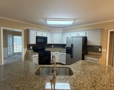 814 Michael Lee Way - Photo Thumbnail 2