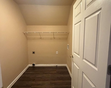 814 Michael Lee Way - Photo Thumbnail 4