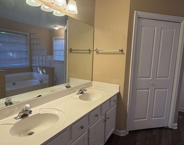 814 Michael Lee Way - Photo Thumbnail 5