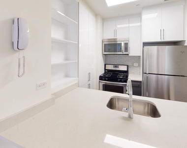 10 Hanover Square - Photo Thumbnail 1