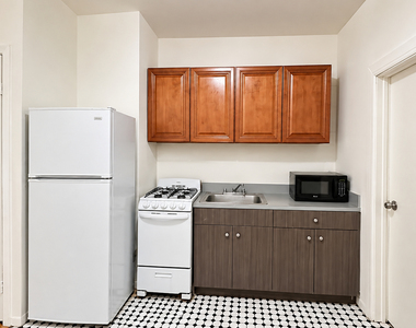 325 East 89th Street - Photo Thumbnail 2