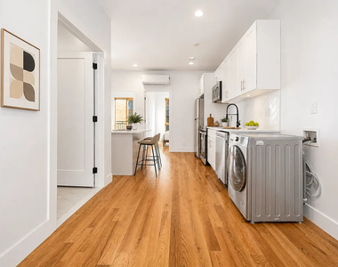1010 Gates Avenue - Photo Thumbnail 5