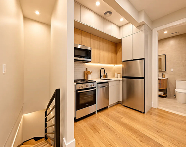 92 Manhattan Avenue - Photo Thumbnail 7