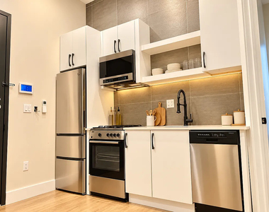 92 Manhattan Avenue - Photo Thumbnail 2
