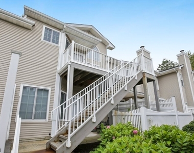 8 Bentley Court - Photo Thumbnail 2