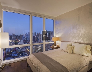 West 42 Street - Photo Thumbnail 2