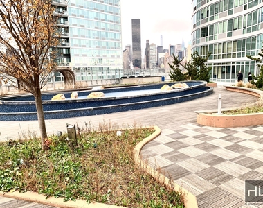 Center Boulevard - Photo Thumbnail 4