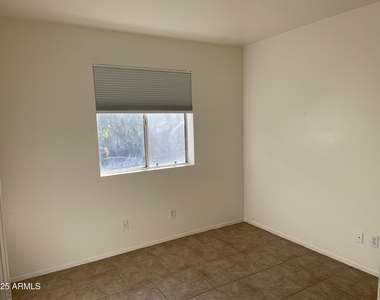 1009 W Michelle Drive - Photo Thumbnail 12