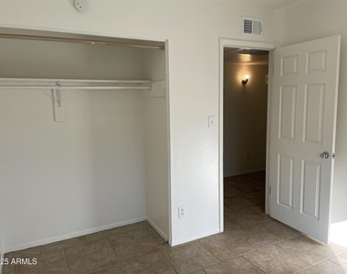 1009 W Michelle Drive - Photo Thumbnail 13