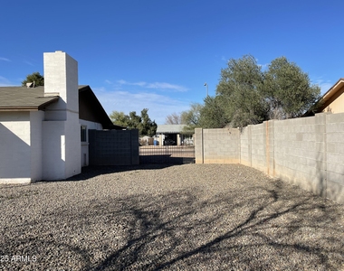 1009 W Michelle Drive - Photo Thumbnail 17