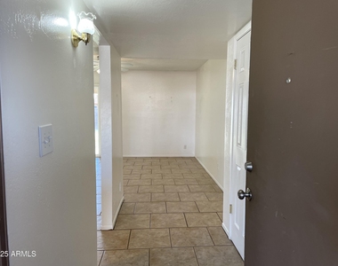 1009 W Michelle Drive - Photo Thumbnail 2