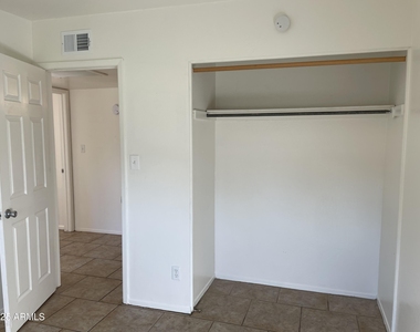 1009 W Michelle Drive - Photo Thumbnail 11