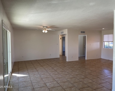 1009 W Michelle Drive - Photo Thumbnail 4