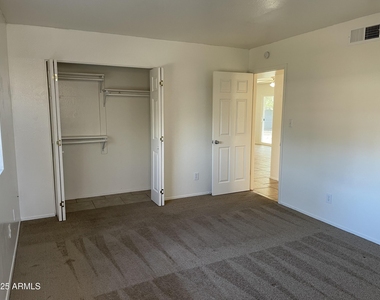 1009 W Michelle Drive - Photo Thumbnail 8