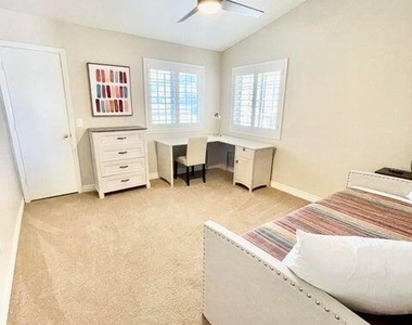 13613 N 19th Place - Photo Thumbnail 16
