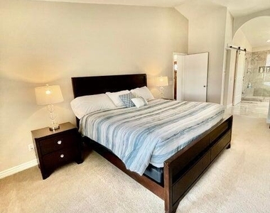 13613 N 19th Place - Photo Thumbnail 10