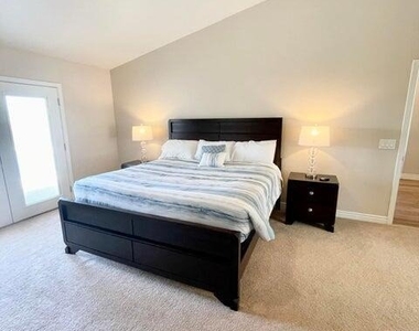 13613 N 19th Place - Photo Thumbnail 11
