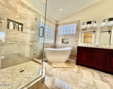 13613 N 19th Place - Photo Thumbnail 4