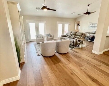 13613 N 19th Place - Photo Thumbnail 3