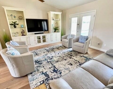 13613 N 19th Place - Photo Thumbnail 5