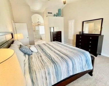 13613 N 19th Place - Photo Thumbnail 9