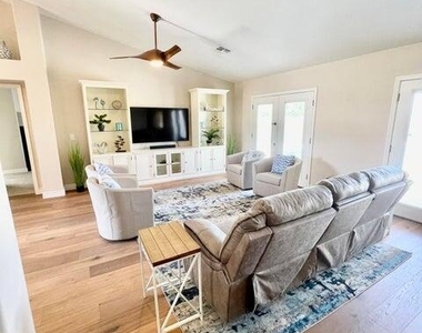 13613 N 19th Place - Photo Thumbnail 7