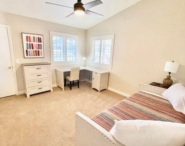 13613 N 19th Place - Photo Thumbnail 17