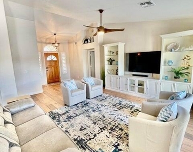 13613 N 19th Place - Photo Thumbnail 33