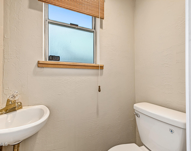 216 E 15th Street - Photo Thumbnail 12