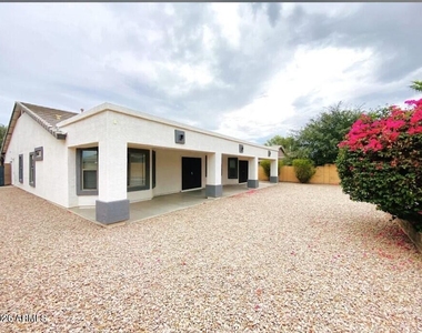 43290 W Griffis Drive - Photo Thumbnail 5